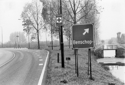 847735 Afbeelding van het richtingbord 'Benschop' bij de afslag in het Boveneind Zuidzijde richting Benschop-dorp, voor ...